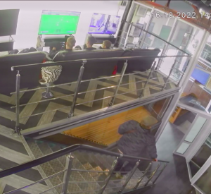 Видео: В Смоленске двое мужчин разбили телевизор компьютерном клубе и трусливо сбежали